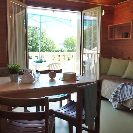 Vvf Cantal Salers Vendes Tatil parkı 3*